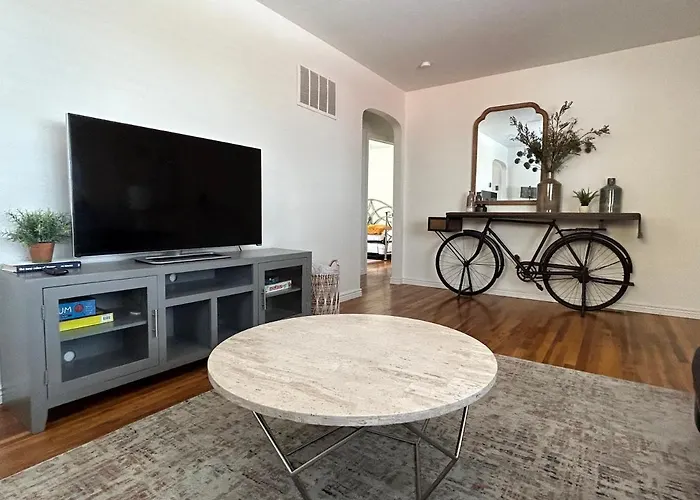 Home Sweet Idahome, Feels Like Home With All The Decor You Wish You Could Afford King Bed In Master, Fully Fenced Dog Friendly Yard, A Few Blocks From Bsu And Downtown Boise, Your Perfect Stay!