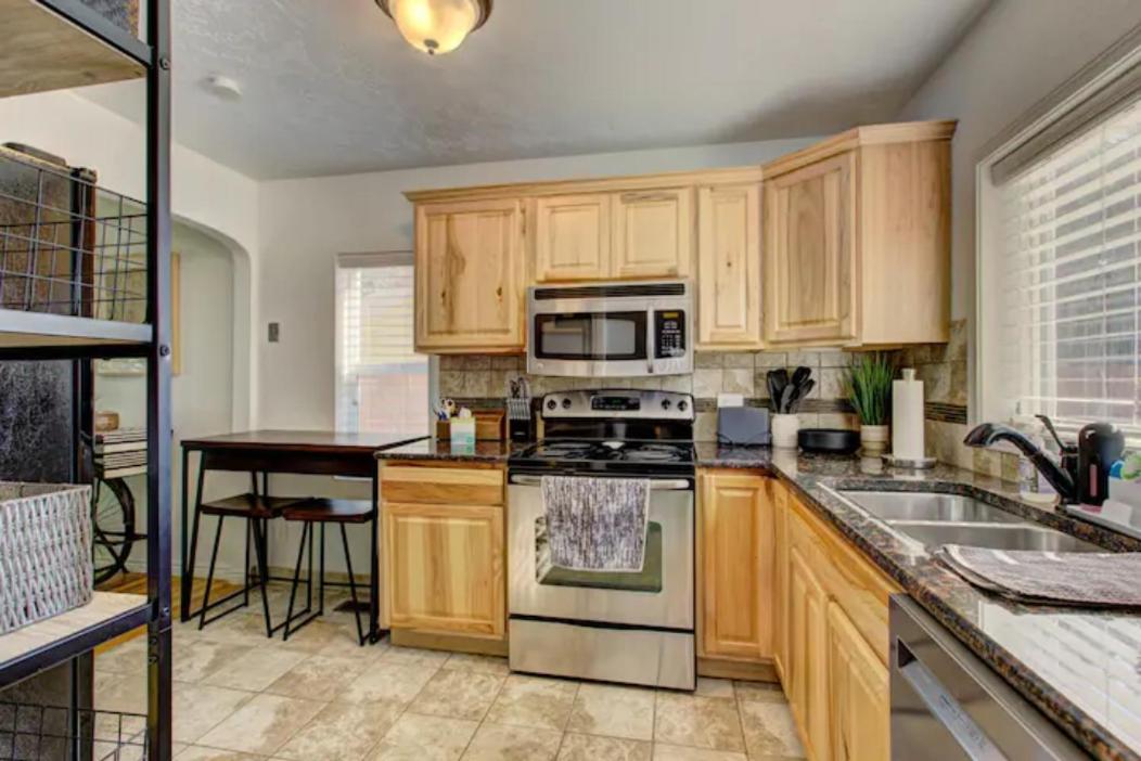 Hébergement de vacances Sweet Idahome, Feels Like With The Decor Wish Could Afford King Bed In Master, Fully Fenced Dog Friendly Yard, A Few Blocks From Bsu And Downtown Boise, Your Perfect Stay! Boise